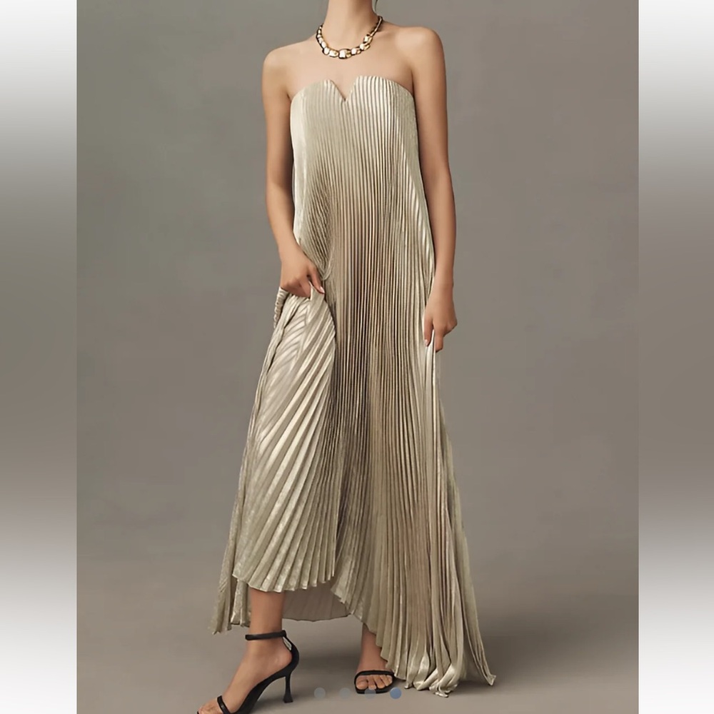 Elegant Strapless Pleated Dress